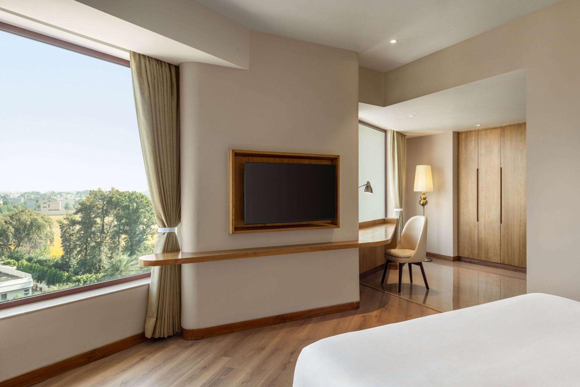Ramada Encore By Wyndham Amritsar Airport Eksteriør bilde